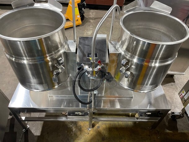 LIKE NEW! Cleveland Commercial Electric Powered Jacketed Tilting Soup Kettle! On Equipment Stand! All Stainless Steel! On Legs! WORKING WHEN REMOVED! Model: TKET12T SN: 111123050377A, 111123050377B 240V 60HZ 3 Phase - Image 7 of 12
