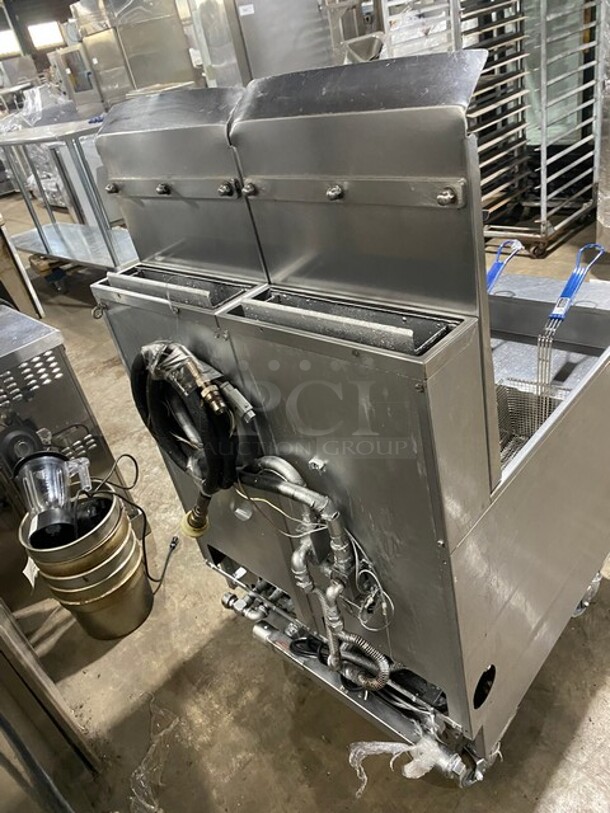 Pitco Frialator Stainless Steel Commercial Natural Gas Powered 2 Bay Deep Fat Fryer w/ 4 Metal Fry Baskets! On Commercial Casters! MODEL SSH55 SN: G15AD080351 115V - Image 3 of 12