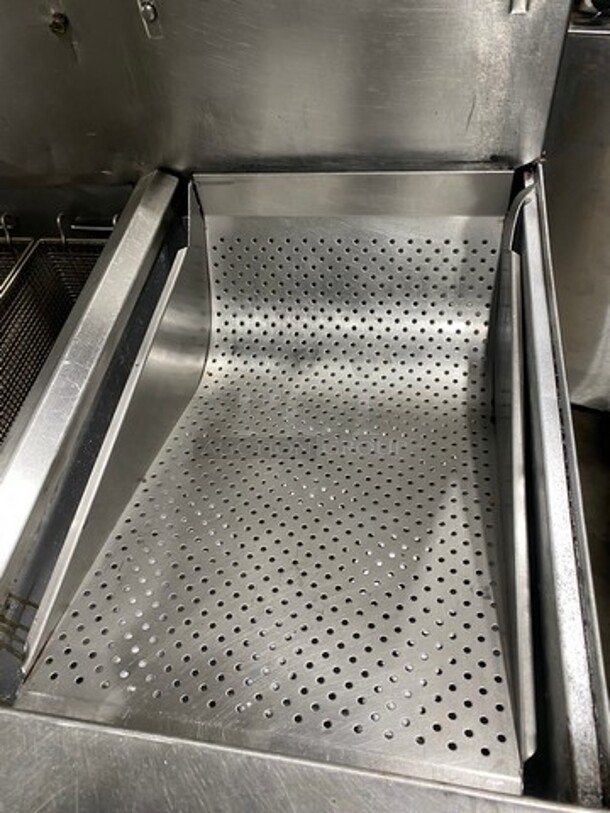 WOW! Frymaster Commercial Natural Gas Powered Deep Fat Fryer With Side Dumping Station! With Metal Frying Baskets! With Back Splash! All Stainless Steel! On Casters! SN:0204GH0014 110-120V 1PH - Image 7 of 12
