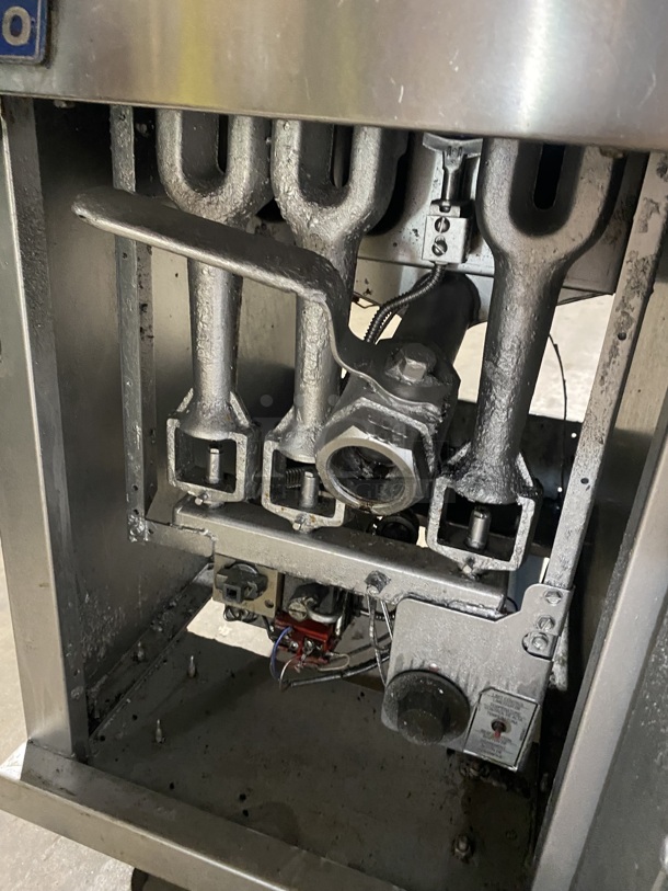 Pitco All Stainless Steel Natural Gas Powered Deep Fat Fryer! MOdel 35C Plus! With Baskets! On Legs!  - Image 7 of 9