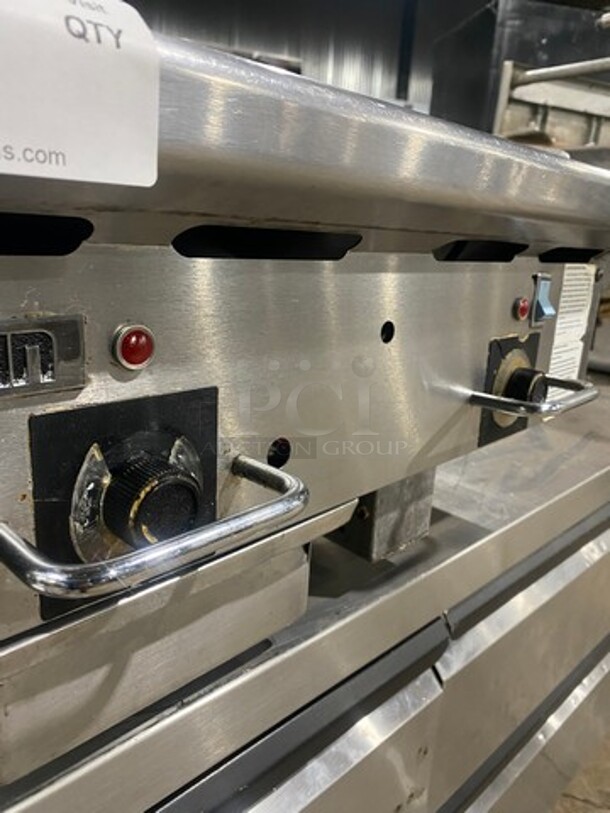 Vulcan Commercial Countertop Natural Gas Powered Flat Top Griddle! With Thermostat Controls! With Back And Side Splashes! All Stainless Steel! On Legs! Model: 24RFG SN: 650124046 - Image 6 of 11