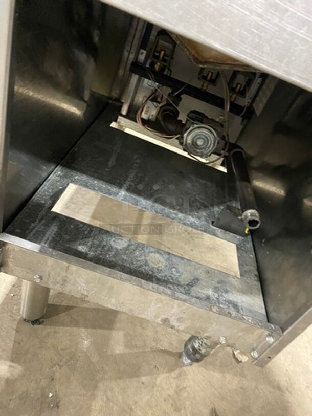 American Range Commercial Natural Gas Powered Deep Fat Fryer! With 2 Metal Frying Baskets! With Backsplash! All Stainless Steel! On Legs! Model: AF50HE SN: 211020FO357 - Image 9 of 9