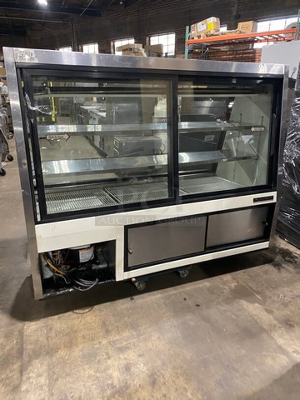 True Commercial Refrigerated Deli/Bakery Display Case! With Slanted Front Glass! With Sliding Glass Rear Access Doors! All Stainless Steel! Model: TDBD722 SN: 13739133 115V 60HZ 1 Phase - Image 4 of 9