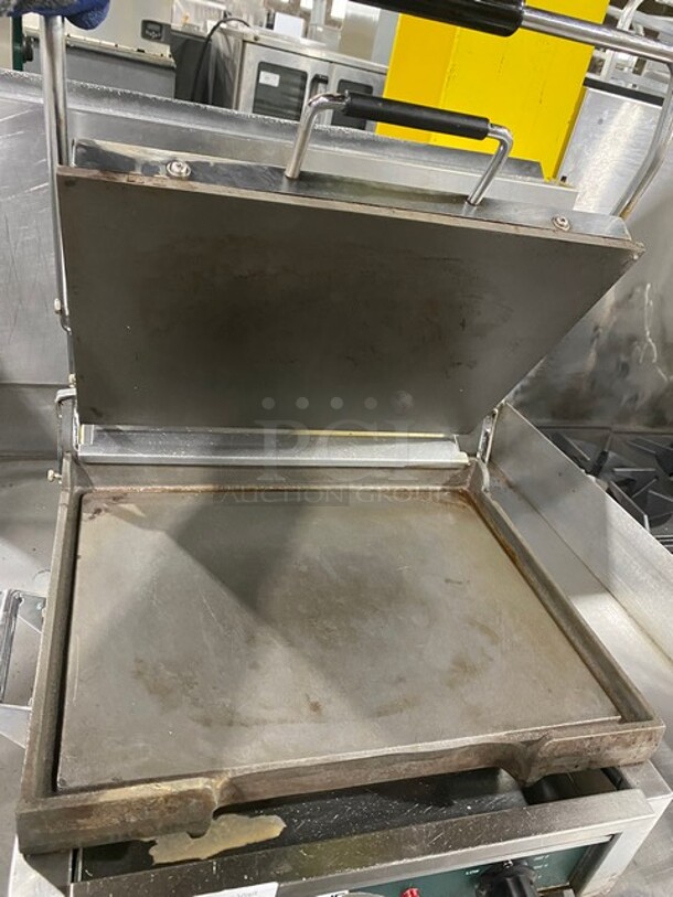Waring Commercial Countertop Panini/Sandwich Tostato Supremo Grill! All Stainless Steel! Press With Flat Surface! Model: WFG250 120V  - Image 6 of 8