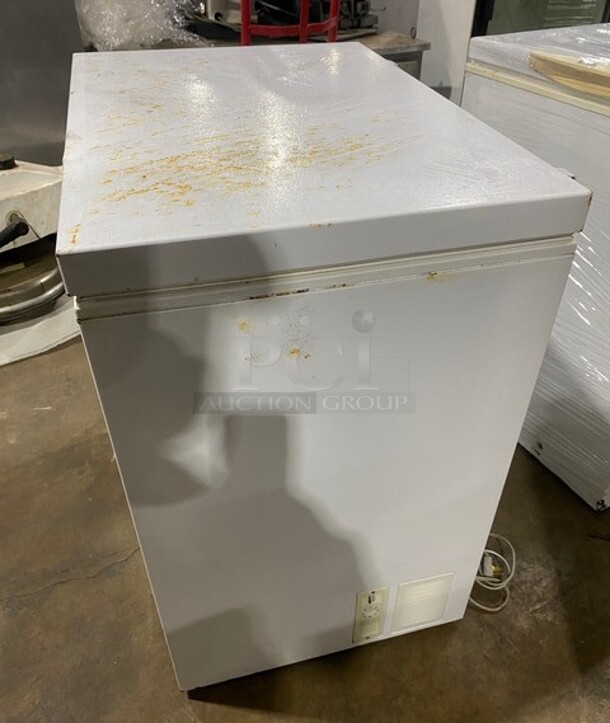 W.C Woods Chest Freezer! MODEL C07BBA SN: 092510601 115V  - Image 2 of 7