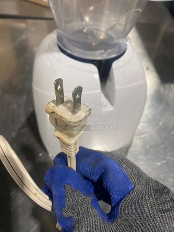 Oster Simple Blend Countertop Blender! With 1.5L Pitcher And Lid! - Image 6 of 8