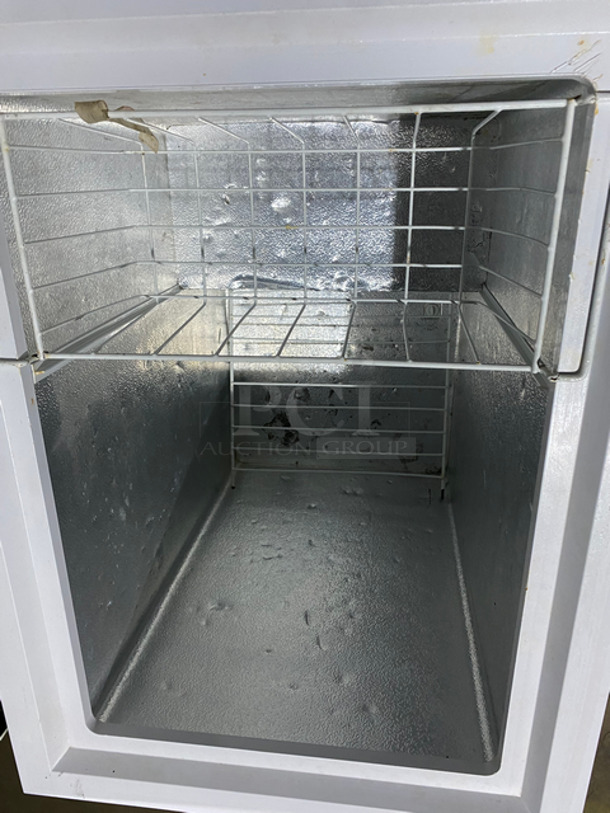 General Electric White Commercial Chest Freezer/ Cooler! With Hinged Top Lid! - Image 5 of 8