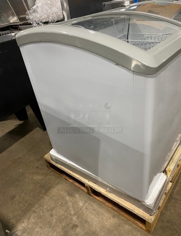 NEW Scratch And Dent Commercial Free Standing Chest Showcase Freezer! Model SD325 SN: SD0011900111904270028 115V 1PH - Image 3 of 9