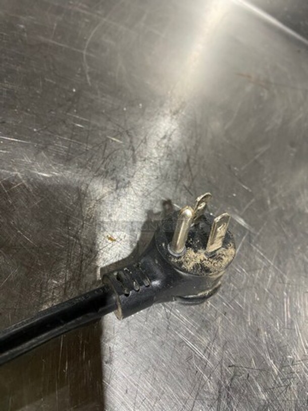 True Commercial Single Door Reach In Cooler Merchandiser! With View Through Door! Poly Coated Racks! Model: GDM12HCTSL01 SN: 9691167 115V 60HZ 1 Phase - Image 8 of 8