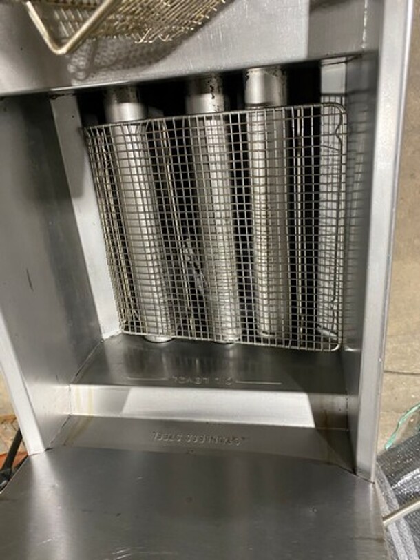 Imperial Commercial Natural Gas Powered Deep Fat Fryer! With Backsplash! With 2 Metal Frying Baskets! All Stainless Steel! On Legs! - Image 6 of 9