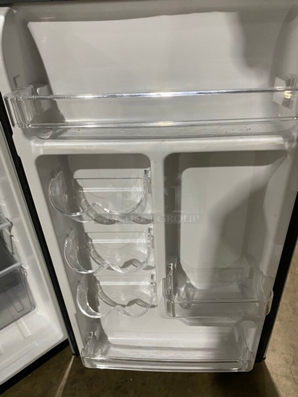 Magic Chef Mini Cooler! MODEL HMR440SE 115V  - Image 7 of 8