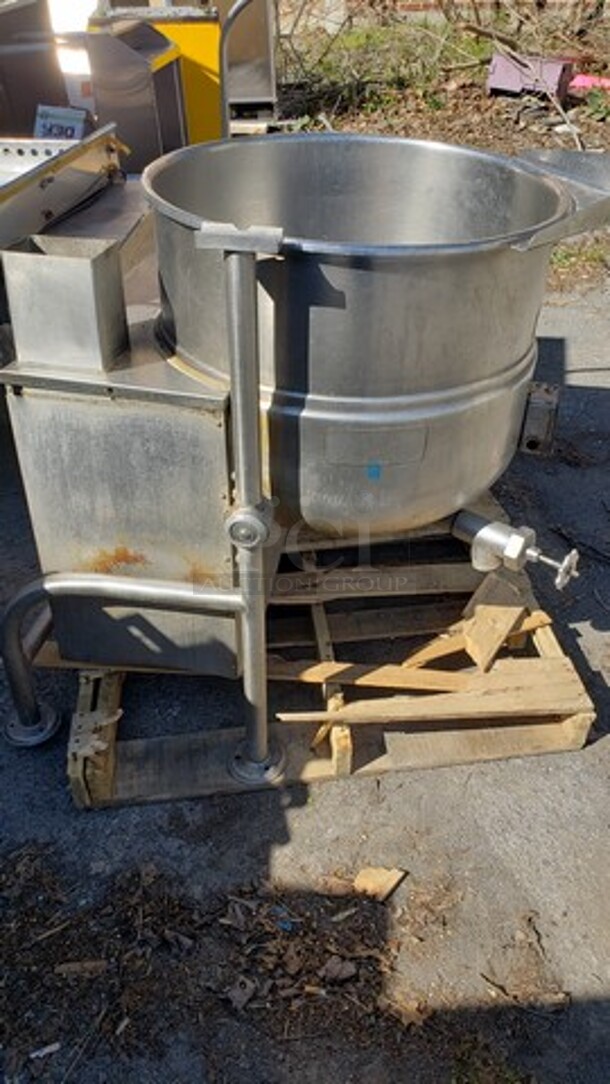 Cleveland KGL-40-T Natural Gas 40 Gallon Tilting Kettle. Unknown Condition/ Sold For Parts - Image 2 of 6