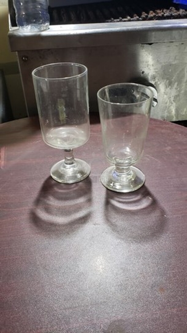 Lot of 2 Glasses - Image 1 of 1