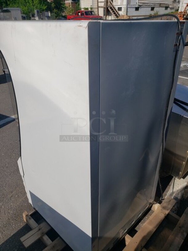 Beverage Air 30" Vertical Open Air Cooler w/ (3) Levels!

115 V - Image 4 of 4