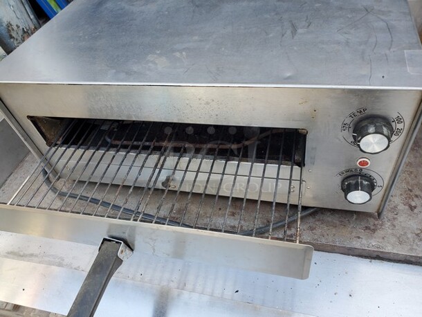 Wisco 560D Commercial Countertop Electric Pizza Oven 120V, 1700Watts  - Image 3 of 6