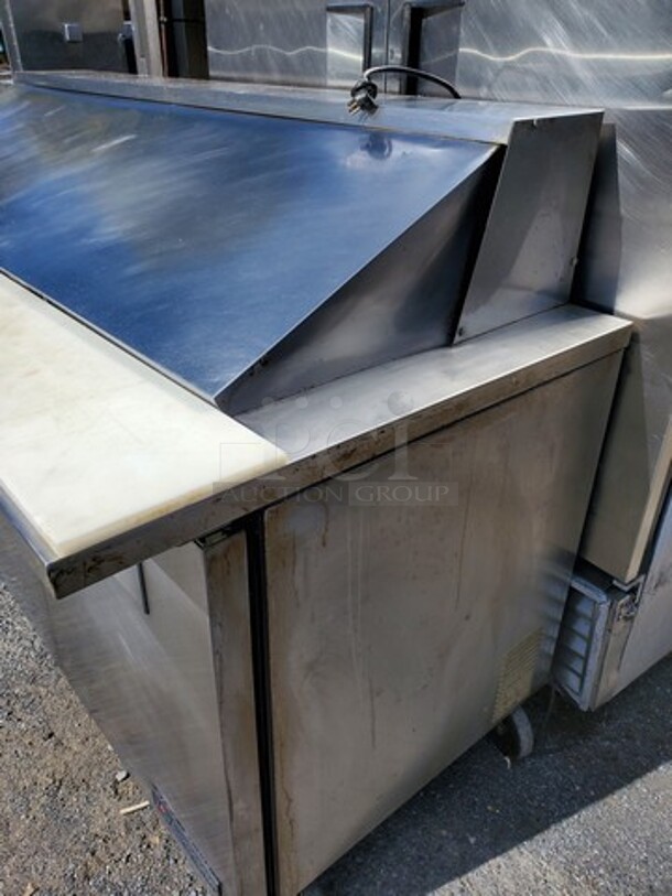 True 3 Door Mega Top Refrigerated Sandwich Prep Table on Casters!
115 V
60 Hz
1 PH - Image 7 of 9