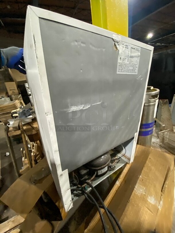 Black & Decker Countertop/ Undercounter Mini Refrigerator! Model: BCFA27 SN: BS04T1E7X00BKCCU4586 115V - Image 4 of 8