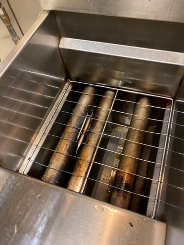 LATE MODEL! 2022 Asber Commercial Natural Gas Powered Deep Fat Fryer! With Metal Frying Baskets! With Backsplash! All Stainless Steel! On Casters! WORKING WHEN REMOVED! Model: AEF4050 SN: 8102144475 - Image 5 of 8