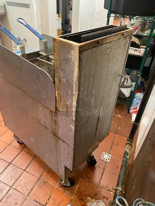 Pitco Commercial Natural Gas Powered Deep Fat Fryer! With Back And Side Splashes! With 2 Metal Frying Baskets! All Stainless Steel! On Casters! WORKING WHEN REMOVED! Model: SG14 SN: G17JB060174 - Image 4 of 9