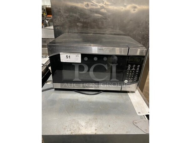 Westinghouse WMW-0009 Countertop Microwave Oven. 120 Volts, 1 Phase. - Image 1 of 6