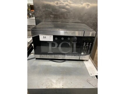 Westinghouse WMW-0009 Countertop Microwave Oven. 120 Volts, 1 Phase.