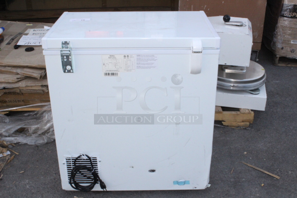 BRAND NEW SCRATCH & DENT! Galaxy Ultra Cold UCCF5 5.2 Cu. Ft. White Chest Freezer. Minor Denting.  - Image 3 of 7