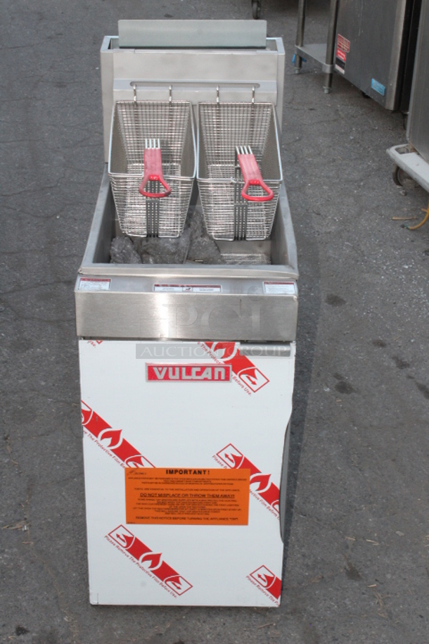 BRAND NEW SCRATCH & DENT! Vulcan LG400-1 45-50 lb. Natural Gas Floor Fryer - 120,000 BTU. S/N: DV1184033 Missing Leg and screws. 	 - Image 3 of 10