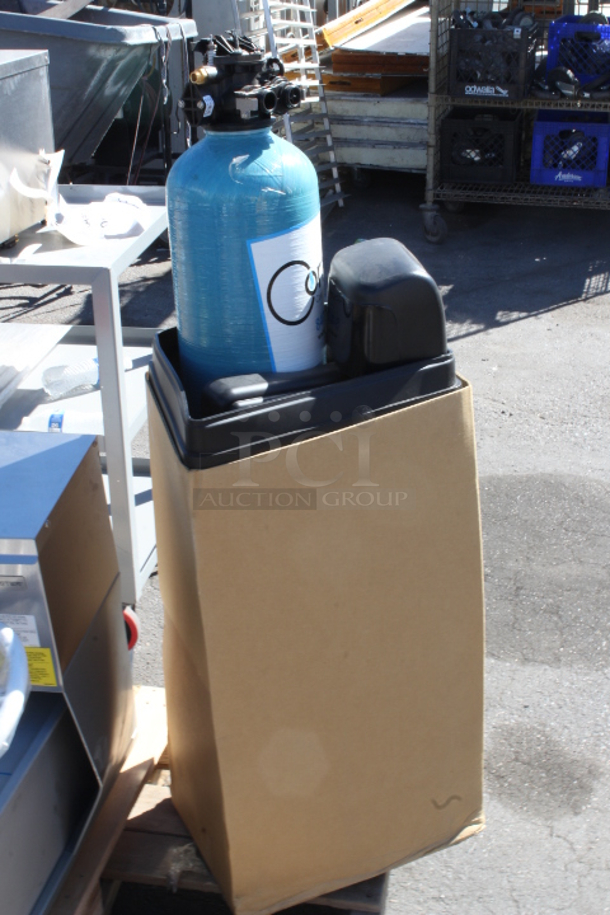 BRAND NEW SCRATCH & DENT! Corrigan FS032KFT Water Softener System - 21 GPM, 32,000 Grain Capacity. Top of the unit is Broken/Disconnected  - Image 3 of 4