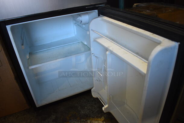 Whirlpool Model WH31S1E Mini Cooler. 120 Volts, 1 Phase. 19x20.5x32. Tested and Working! - Image 5 of 6