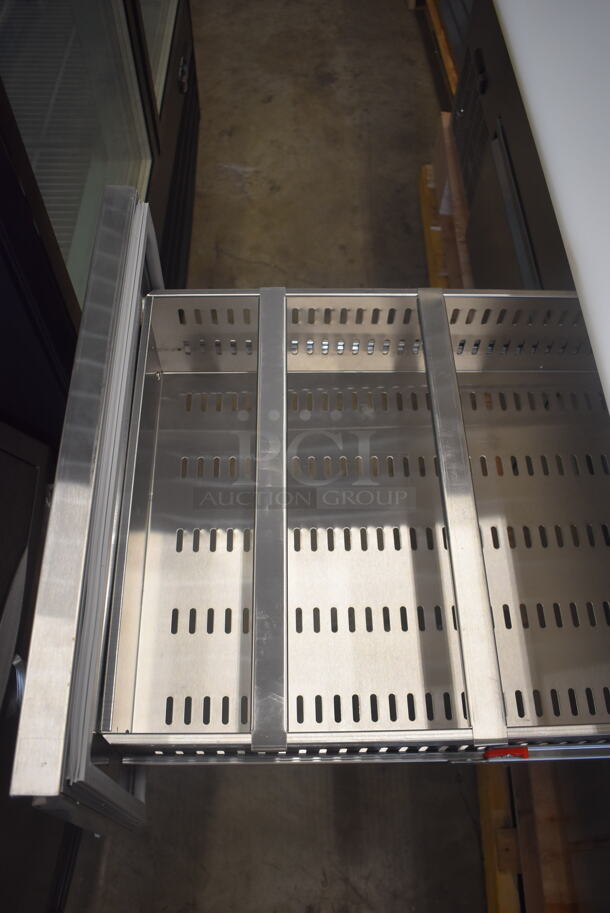BRAND NEW SCRATCH AND DENT! Avantco SSPPT-3 93" 4 Drawer 1 Door Refrigerated Pizza Prep Table on Commercial Casters. 115 Volts 1 Phase. Tested and Working! - Image 7 of 10