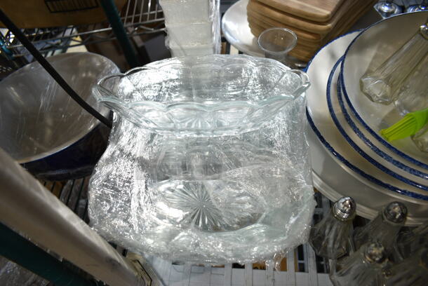 ALL ONE MONEY! Tier Lot of Various Items Including Plates, Salt Shakers and Wooden Boards - Image 5 of 7