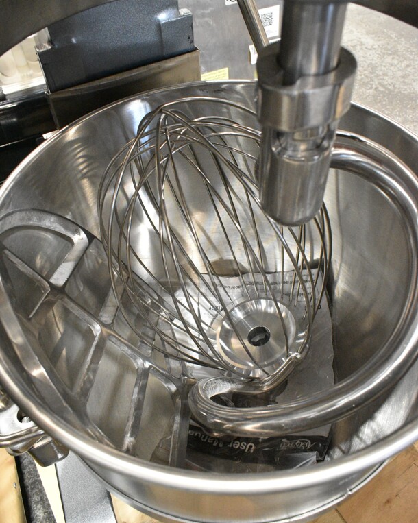 BRAND NEW SCRATCH AND DENT! Avantco 177MX40H Metal Commercial Floor Style 40 Qt. Planetary Floor Mixer w/ Stainless Steel Mixing Bowl, Bowl Guard, Dough Hook, Paddle and Whisk Attachments. 240 Volts, 1 Phase.  - Image 5 of 11