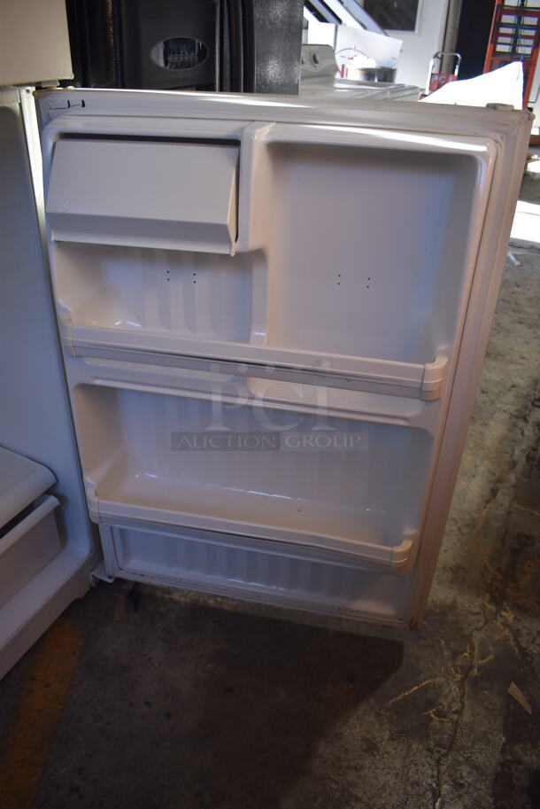 General Electric GTS15BCRFRCC Metal Cooler Freezer Combo Unit. 110-127 Volts, 1 Phase. 28x29x62. Tested and Working! - Image 5 of 7