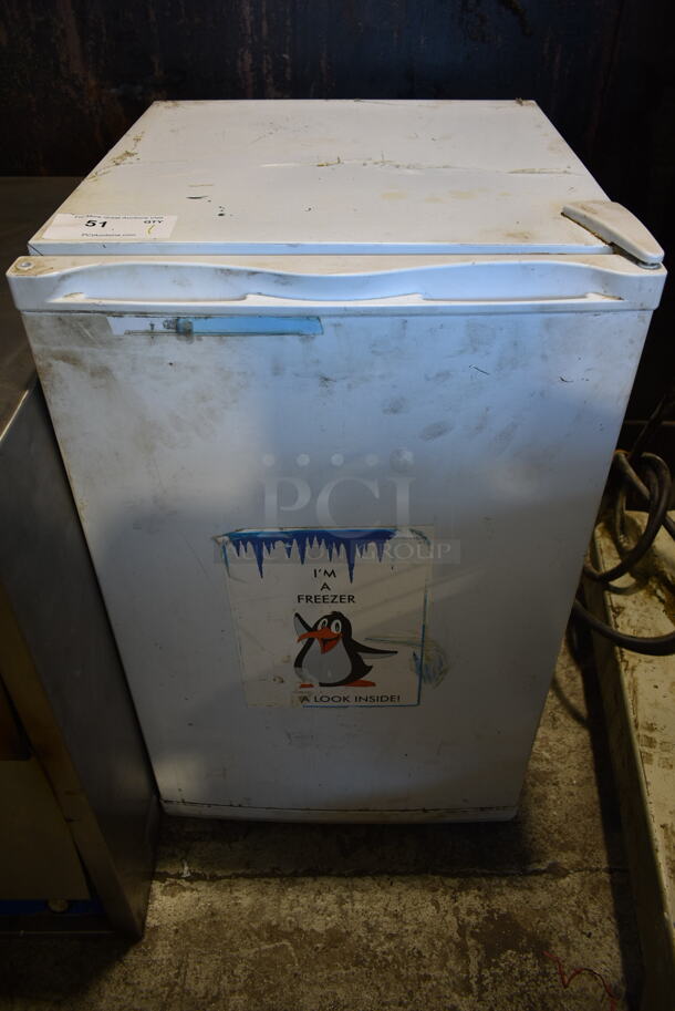 Avanti VF306 Metal Mini Cooler. 115 Volts, 1 Phase. Tested and Working! - Image 1 of 5