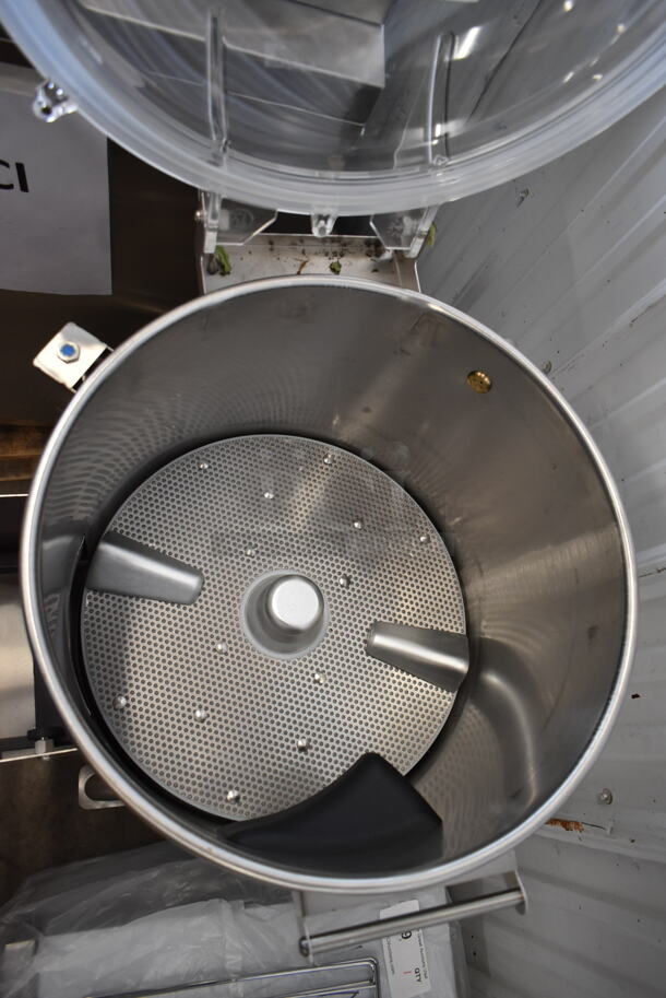 BRAND NEW SCRATCH AND DENT! 2022 Avantco 177PPF40 Stainless Steel Commercial Floor Style 40 Pound Potato Peeler. 120 Volts, 1 Phase. Tested and Working! - Image 8 of 11