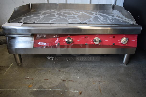 BRAND NEW SCRATCH AND DENT! Avantco 177EG30N Stainless Steel Commercial Countertop Electric Powered Flat Top Griddle w/ Thermostatic Controls. 208/240 Volts, 1 Phase.  - Image 3 of 5