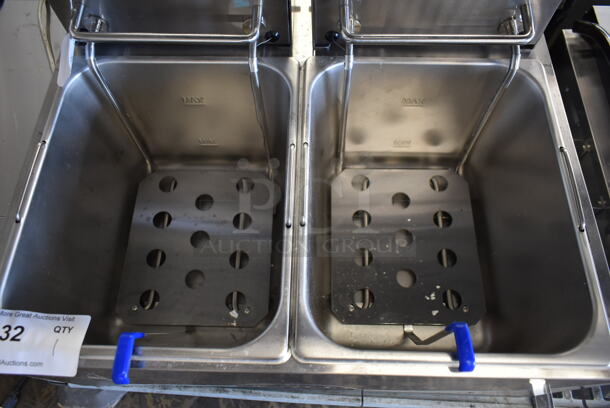 BRAND NEW SCRATCH AND DENT! 2023 Globe PF32E Stainless Steel Commercial Countertop Electric Powered Fryer w/ 2 Metal Fry Baskets. 208/240 Volts, 1 Phase. Tested and Working!
 - Image 4 of 8