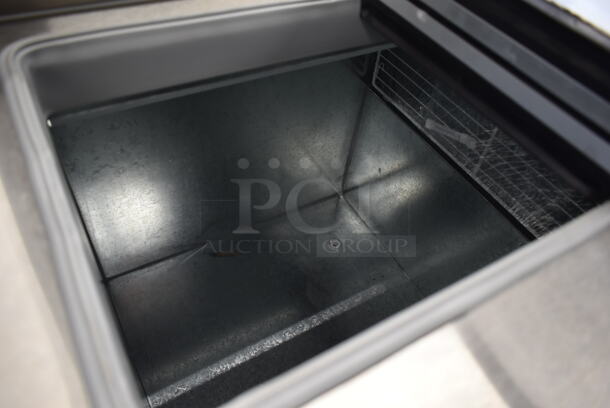 Master-Bilt FLR-60 SE Stainless Steel Commercial Freezer w/ 2 Center Hinge Lids and Topping Rail. 115 Volts, 1 Phase. Tested and Working! - Image 4 of 6