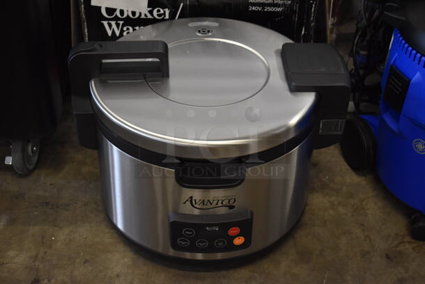 BRAND NEW IN BOX! Avantco 177RCSA90 Stainless Steel Commercial Countertop Rice Cooker. 240 Volts, 1 Phase. 21.5x19x16. Tested and Working! - Image 3 of 7