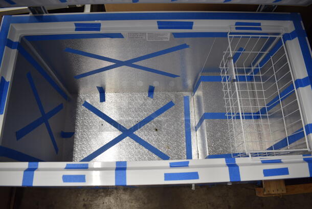 BRAND NEW SCRATCH AND DENT! Galaxy 177CF13HC Commercial Chest Freezer - 12.7 cu. ft. 115 Volts, 1 Phase. Tested and Working! - Image 3 of 5