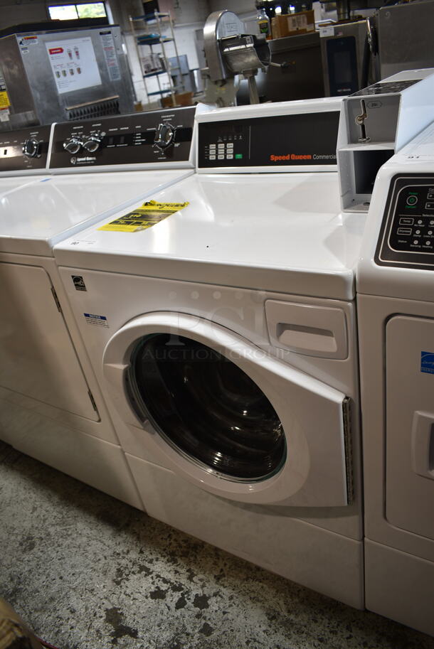 BRAND NEW SCRATCH AND DENT! Speed Queen Quantum Gold Pro FV6000WN 3.42 cu. ft. 27" Front Load Commercial Washer with Rear Control - Coin Operated - Image 3 of 8