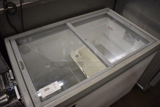 2016 True TFM-41FL Metal Commercial Chest Freezer Merchandiser on Commercial Casters. 115 Volts, 1 Phase. 41.5x26x36. Tested and Does Not Power On - Image 2 of 6