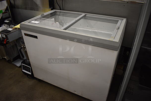 2016 True TFM-41FL Metal Commercial Chest Freezer Merchandiser on Commercial Casters. 115 Volts, 1 Phase. 41.5x26x36. Tested and Does Not Power On - Image 3 of 6