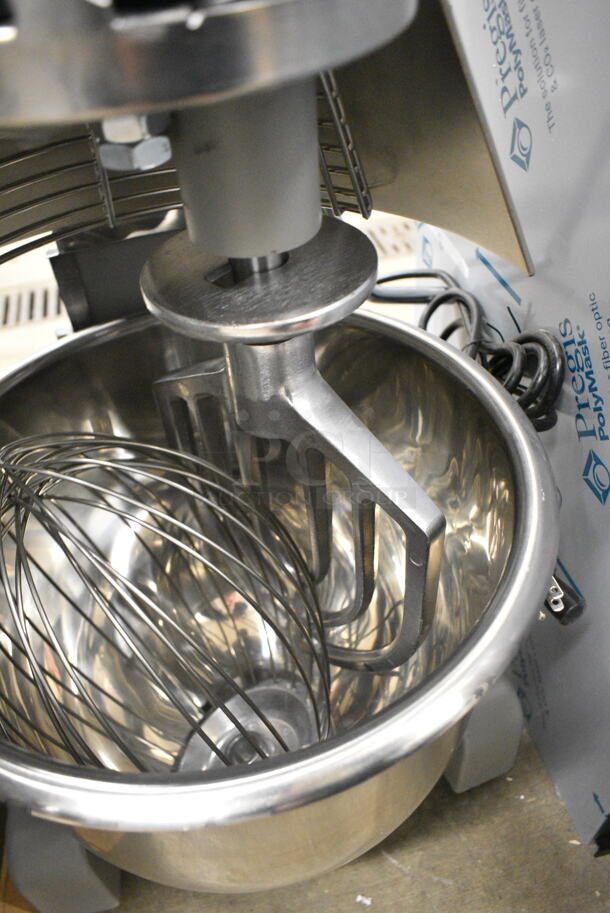 BRAND NEW SCRATCH AND DENT! 2023 Globe SP20 Metal Commercial 20 Qt. Planetary Stand Mixer w/ Stainless Steel Mixing Bowl, Bowl Guard, Dough Hook, Paddle and Whisk Attachments. 110 Volts, 1 Phase. Tested and Working! - Image 6 of 11