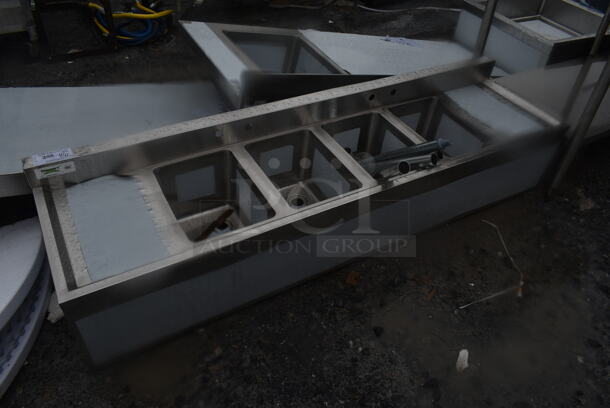 BRAND NEW SCRATCH AND DENT! Regency 600B41014213 Stainless Steel 4 Bowl Underbar Sink with Two Drainboards. Bays 10x14. Drain Boards 11x15 - Image 2 of 6