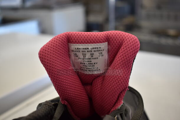 IN ORIGINAL BOX! Eve Lesley Size 11 Wide Sneakers. - Image 6 of 6