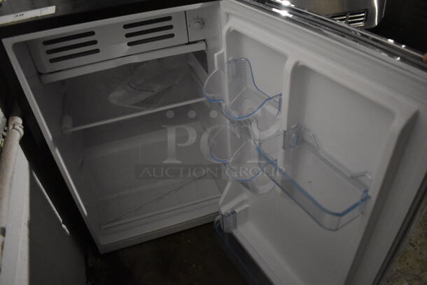 BRAND NEW SCRATCH AND DENT! Frigidaire EFR285-C ENERGY STAR Metal Mini Cooler. 115 Volts, 1 Phase. 18x17x27. Tested and Working! - Image 3 of 4