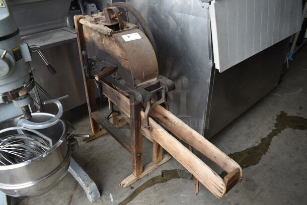 ANTIQUE! Metal Floor Style Single Hole Corn Sheller. - Image 1 of 7