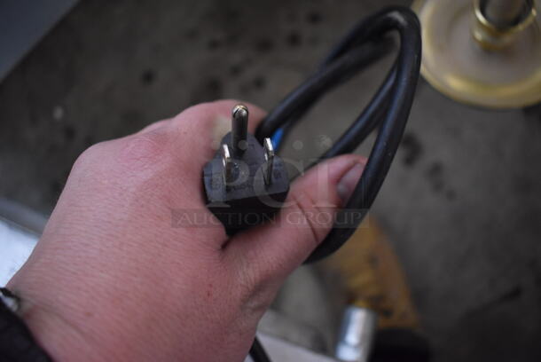 Avantco SLR5312 Stainless Steel Commercial Countertop Meat Slicer w/ Blade Sharpener. 120 Volts, 1 Phase. Tested and Working! - Image 5 of 5