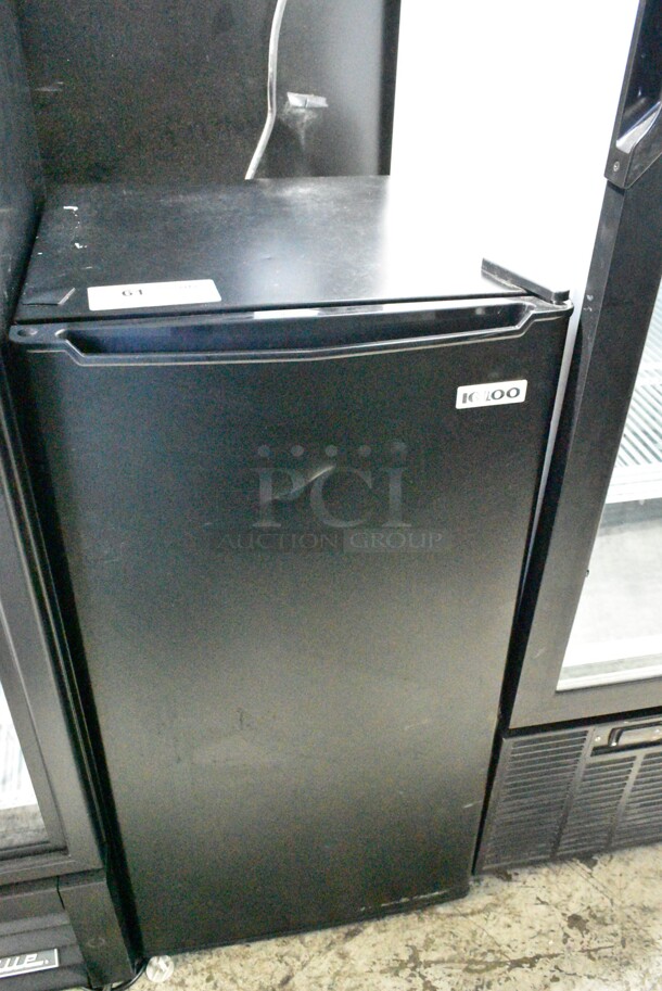 Igloo Nostalgia IRF32BK Mini Cooler. 115 Volts, 1 Phase. Tested and Powers On But Does Not Get Cold    - Image 1 of 5